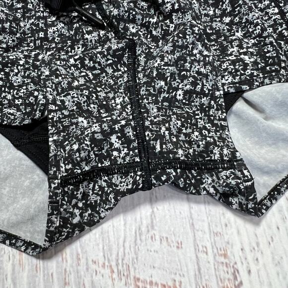 Lululemon Hotty Hot Short SIZE 10 Daisy Dust Alpine White Black Mesh Running - Picture 10 of 11